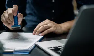Pracownik Ochrony a Funkcjonariusz Publiczny: Kiedy Chroni Prawo?
