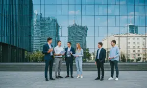 Ile zarobisz na stażu w 2025? Sprawdź stawki i branże