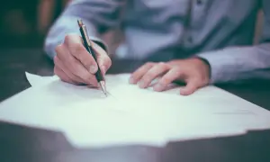 Jak liczyć okres zatrudnienia do wypowiedzenia? Praktyczny przewodnik