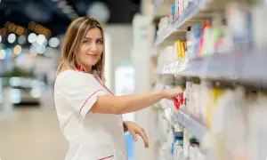 Ile zarabia pracownik Rossmann? Pensje, benefity i kariera 2024