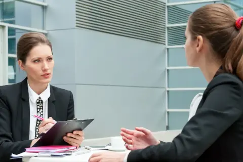 Studia zaoczne a staż pracy: Czy wliczają się do urlopu i emerytury?