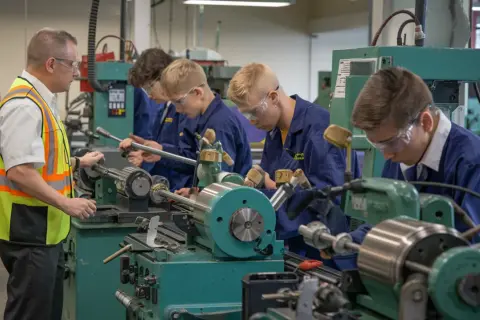 Praktyki w technikum: ile godzin? Poznaj zasady i wymiar