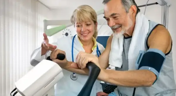 Zwolnienie pracownika na zasiłku rehabilitacyjnym kiedy jest możliwe?