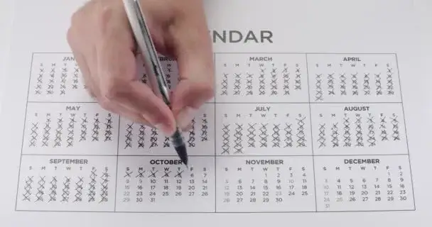 kalendarz z zaznaczonymi datami, stoper odliczający czas