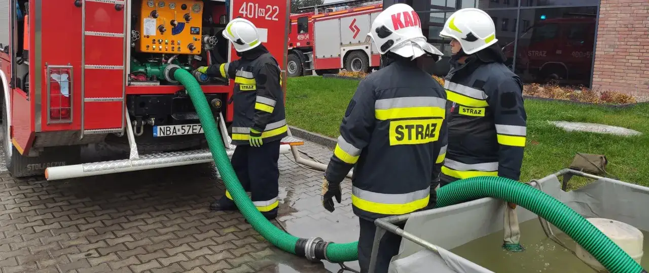 strażak w akcji, szkolenie strażak&oacute;w, w&oacute;z strażacki